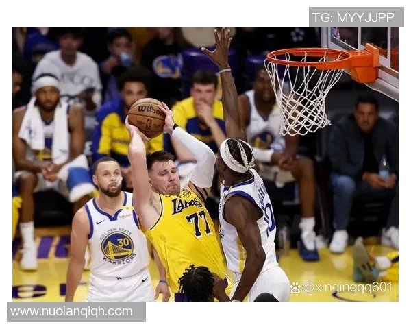 中国赛精彩对决勇士与湖人争锋相对球迷热情高涨期待激烈比赛